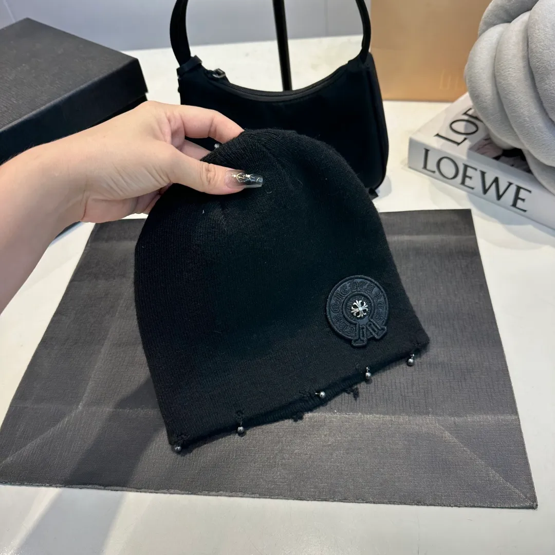 P70 Crow Heart Autumn and Winter Wool Knitted Beanie This must be the favorite of minimalism. It is clean, neat, fashionable and versatile, and will definitely not be picky about your face shape! A fashionable classic that lasts forever! Fashionable black and white can be purchased together!